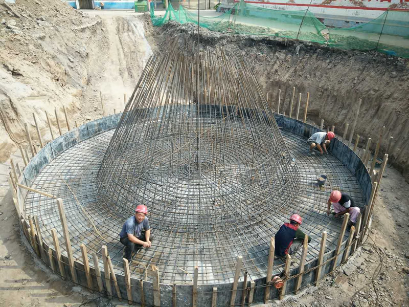 山西晋中市应急抗旱工程100吨倒锥壳水塔基础地板施工现场